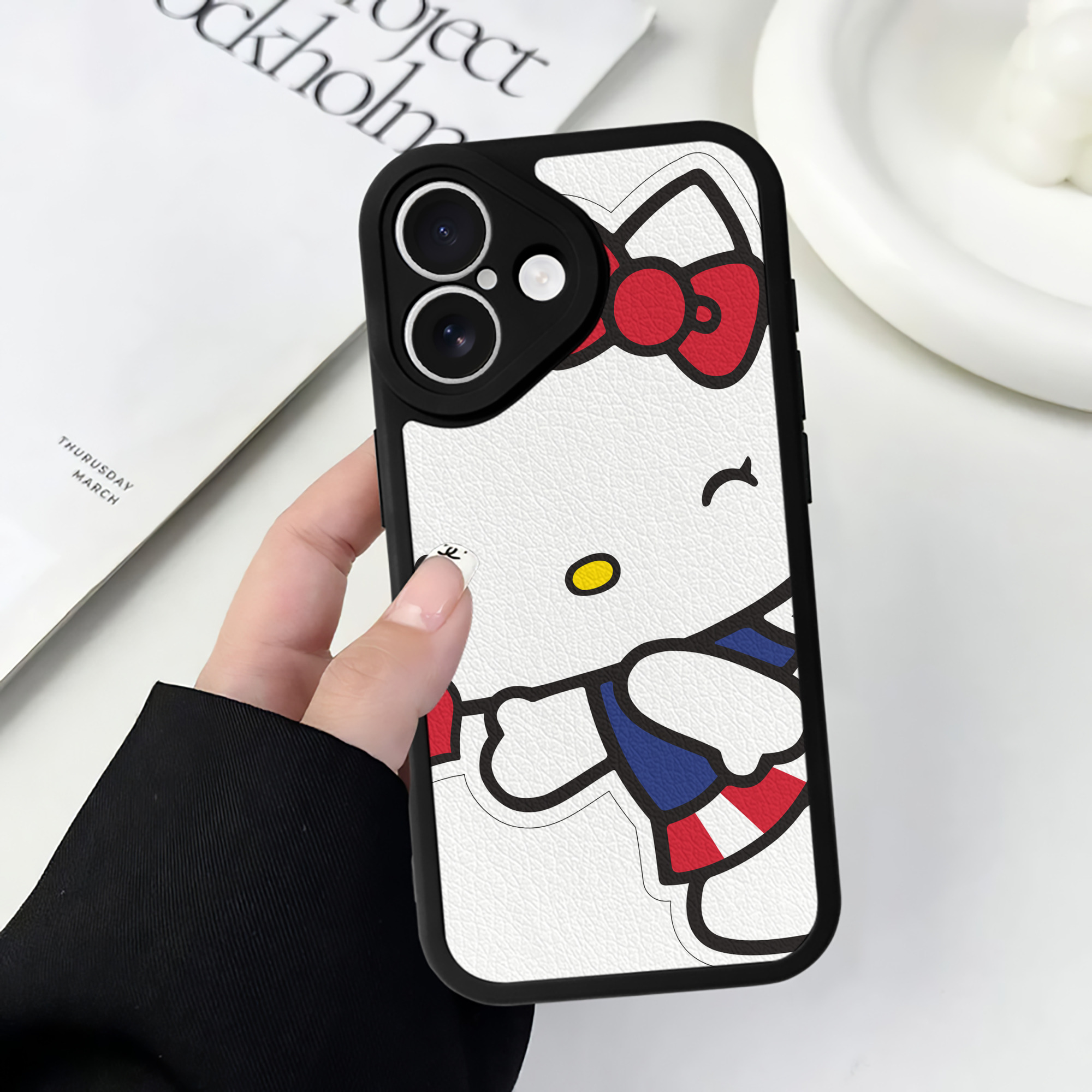 （画像用） Hello Kitty ハローキティ 【iPhone 16シリーズ対応】シリコンスマホケース（レザー調） 材質：シリコン